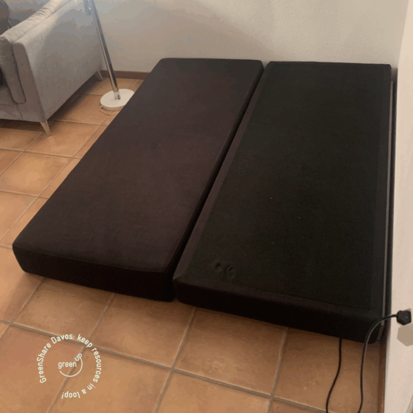 Schwarzes Feuton aus Stoff , neuwertig – Bild 3