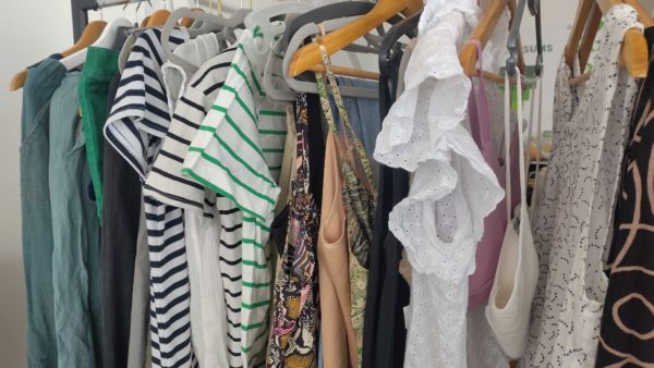 Damenkleider und Schuhe