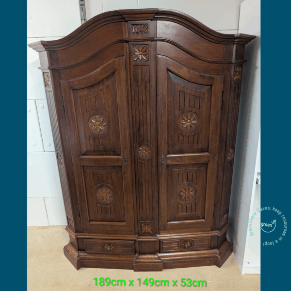 Antiker Holzschrank von 1848