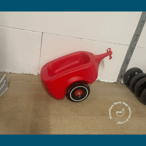 Kleiner roter Spielzeuganhänger